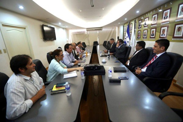 Piden al TSE intervenir para que bajen cuota de inscripción