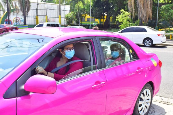 Julia Wilson, piloto certificada, conduce una unidad de los taxis rosas que llevan por nombre 'Taxi Sheula', este jueves, en San Pedro Sula (Honduras). EFE