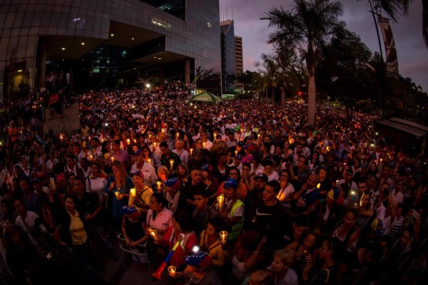Venezuela: La oposición homenajea con el encendido de velas a los caídos en las protestas