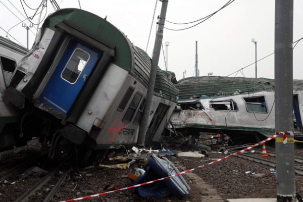 Dos muertos al descarrillar un tren cerca de Milán