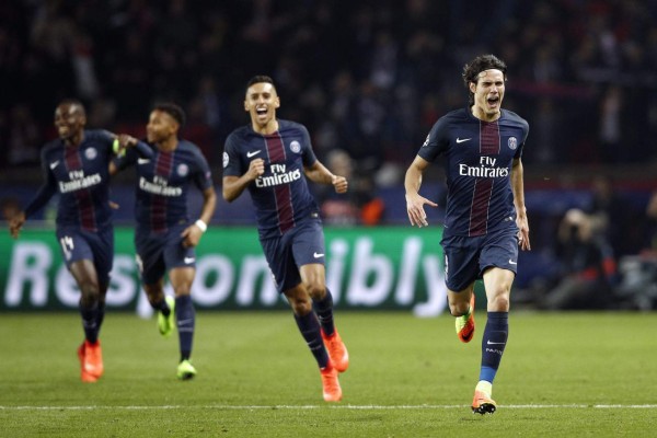 PAR704. PARÍS (FRANCIA), 14/02/2017.- El jugador del París Saint Germain Edinson Cavani (d) celebra después de anotar el cuarto gol de su equipo hoy, martes 14 de febrero de 2017, durante un partido entre el París Saint Germain y el Barcelona, en el estadio Parque de los Príncipes, en París (Francia). EFE/Yoan Valat