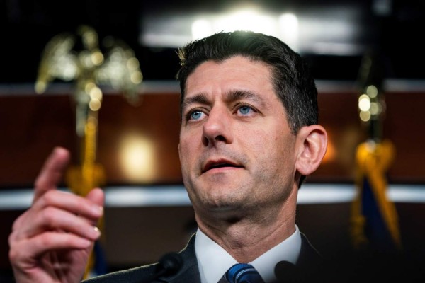 Líder republicano señala que Trump 'no debería' perdonarse a sí mismo