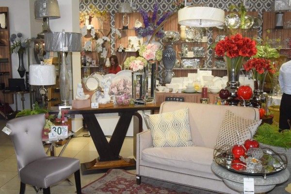 Tiendas Eleganza ofrece ameno coctel