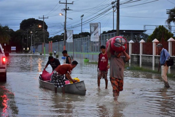 Fluye más ayuda a Honduras por daños que dejó Eta y sigue alerta por Iota  