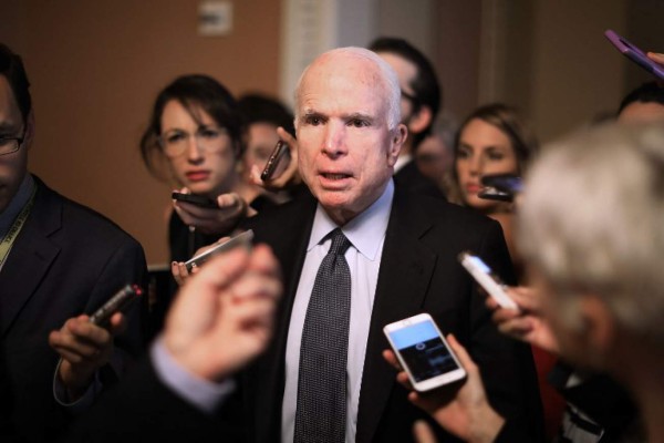 Detectan un tumor cerebral al senador John McCain