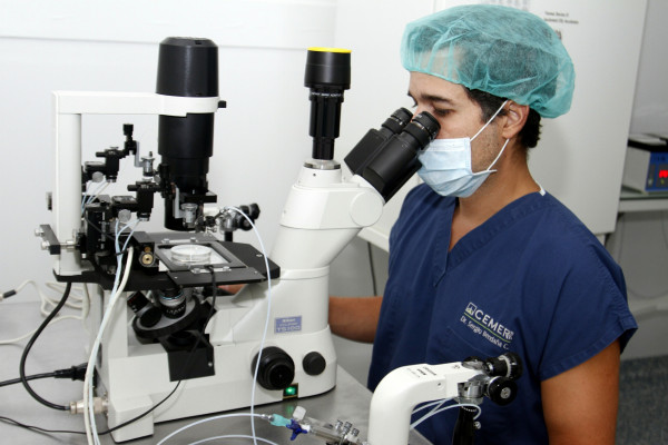 Parejas llegan del exterior en busca de tratamiento para ser padres