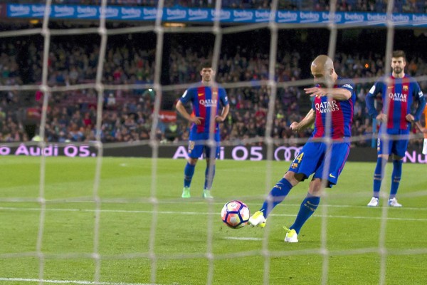 GRA581. BARCELONA, 26/04/2017.- El centrocampista argentino del FC Barcelona Javier Mascherano (d) marca de penalti el sexto gol de su equipo, durante el partido frente al Osasuna de la trigésima cuarta jornada de liga en Primera División que se disputa esta noche en el estadio del Camp Nou. EFE/Quique García