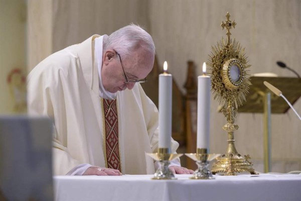 El Papa recuerda a los muertos de la pandemia enterrados en fosas comunes