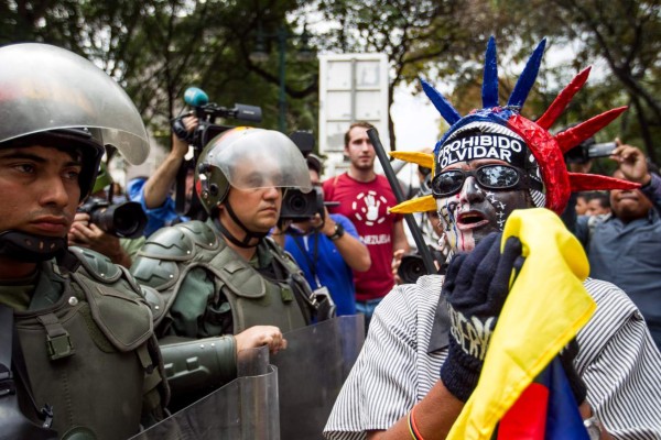Opositores marchan en Venezuela en recuerdo a los fallecidos hace un año