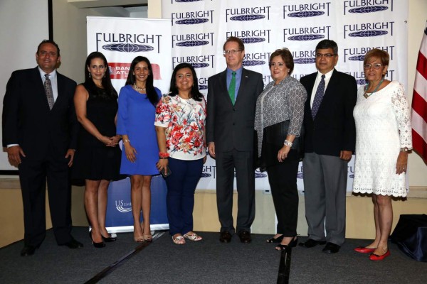 La directiva de la Asociación Fulbright Honduras: Jesús Simón, Rosalie Dickerman, Karla Reyes, Gaby Garay, James Nealon, Yolanda Rivera, Héctor Galeano y Karla Fiallos.