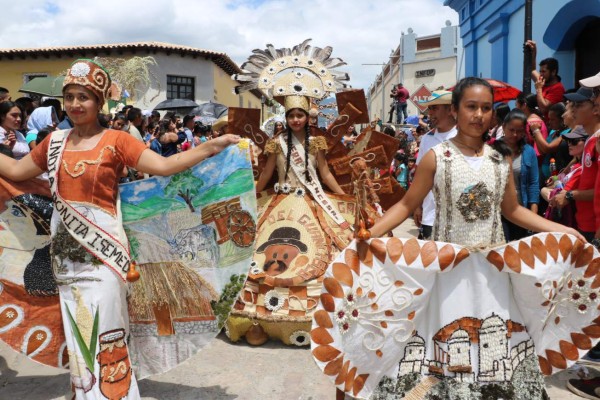 Gracias da ejemplo de identidad nacional al celebrar a Lempira