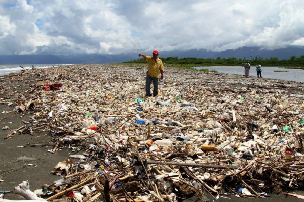 Honduras urge acciones de Guatemala para frenar la basura del río Motagua