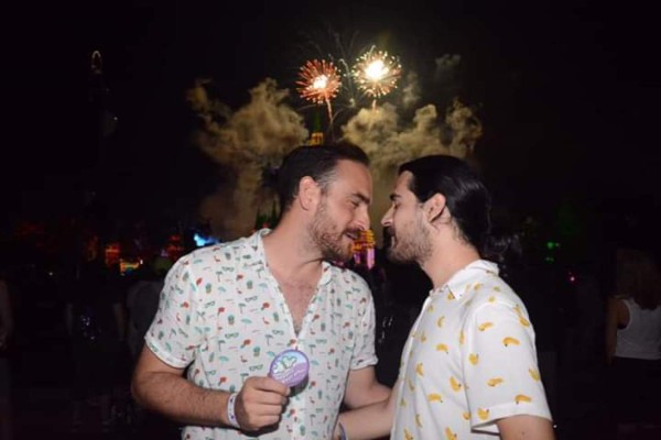 Comunicador hondureño Carlos Mendoza pide matrimonio a su novio en Disney