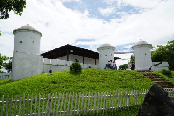 Fuerte San Cristóbal. Este fuerte es una de las edificaciones más representativas de Gracias, Lempira, aquí descansan los restos del presidente Juan Lindo.