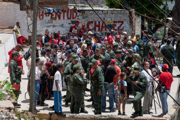 CAR01. CARACAS (VENEZUELA) 20/05/2016.- Miembros de la Fuerza Armada Nacional Bolivariana (FANB) y civiles participan de ejercicios militares en un barrio al oeste de Caracas (Venezuela) hoy, viernes 20 de mayo del 2016. La Fuerza Armada Nacional Bolivariana (FANB) de Venezuela se inició hoy en la práctica de un conjunto de ejercicios militares ordenados por el presidente venezolano Nicolás Maduro, para prepararse frente a 'cualquier escenario', informó el ministro de Defensa, Vladimir Padrino. EFE/MIGUEL GUTIERREZ
