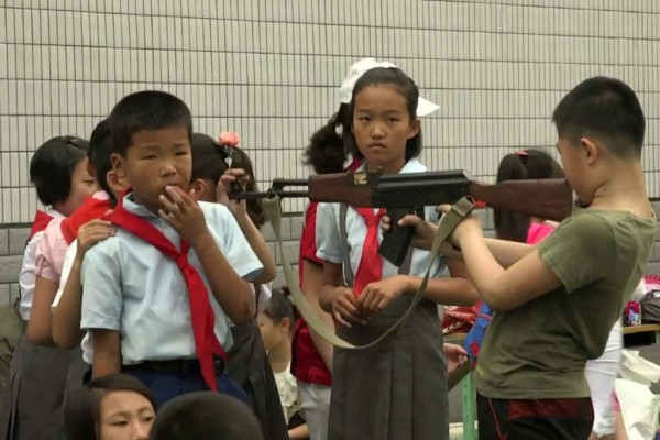 Con fusiles celebran el Día del Niño en Corea del Norte