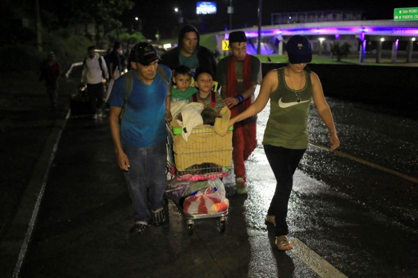 TEG1001. SAN PEDRO SULA (HONDURAS), 14/01/2019.- Grupos de ciudadanos hondureños que emigran a los Estados Unidos salen en caravana hoy, de la ciudad de San Pedro Sula (Honduras). Más de 500 migrantes hondureños iniciaron hoy una nueva caravana con la idea de cruzar Guatemala y llegar a Estados Unidos, pese a los constantes llamados de las autoridades del país a no migrar por los riesgos en la ruta. EFE/ Gustavo Amador