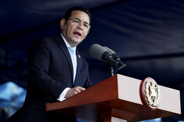 GUA003. CIUDAD DE GUATEMALA (GUATEMALA), 01/09/2018.- El presidente de Guatemala, Jimmy Morales (C), habla durante los actos de aniversario de la Escuela Politécnica, en Sacatepéquez (Guatemala) hoy, sábado 1 de septiembre de 2018. Morales y altos mandos del Ejército participaron hoy en el 145 aniversario de la Escuela Politécnica, acto en el que exhortó a los jóvenes a defender la patria con honor y lealtad. EFE/Esteban Biba
