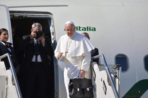 El papa Francisco llega a Rabat y es recibido por el rey Mohamed VI