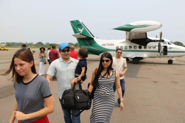 Aterriza primer vuelo comercial en pista de Tela y Gracias, Lempira