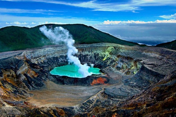 Costa Rica en alerta por dos volcanes en erupción
