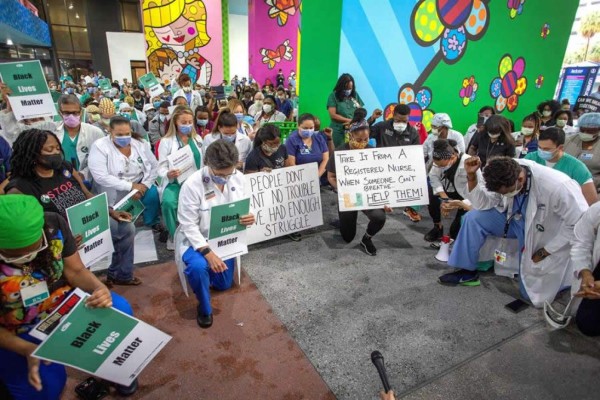 De rodillas, los médicos y enfermeras de Miami honran a Floyd
