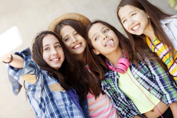 Los selfis aumentan contagio de piojos en alumnos, según un estudio holandés