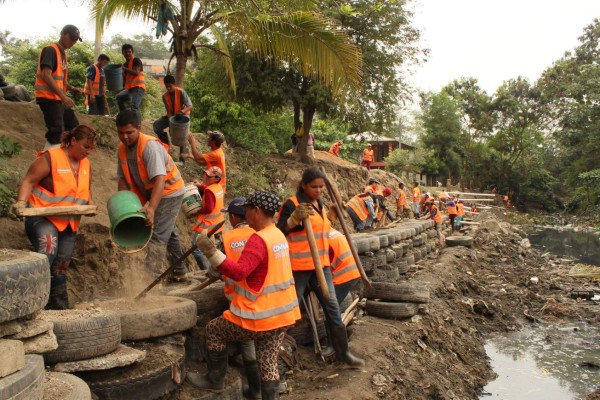 Construyen gavión con llantas viejas: protegen sus casas y ganan dinero