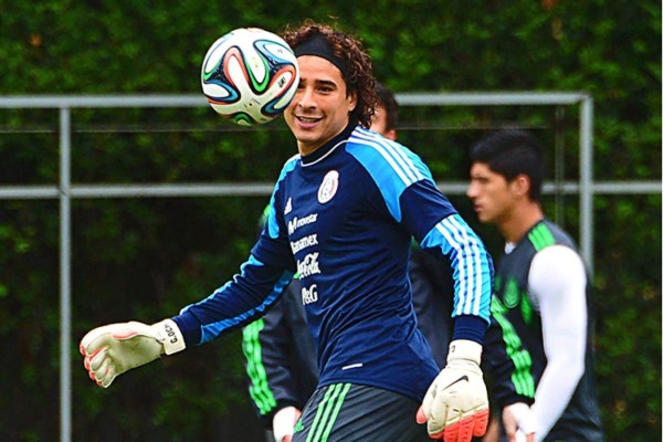 Guantes de Memo Ochoa le reducen estrés y están en posición curva