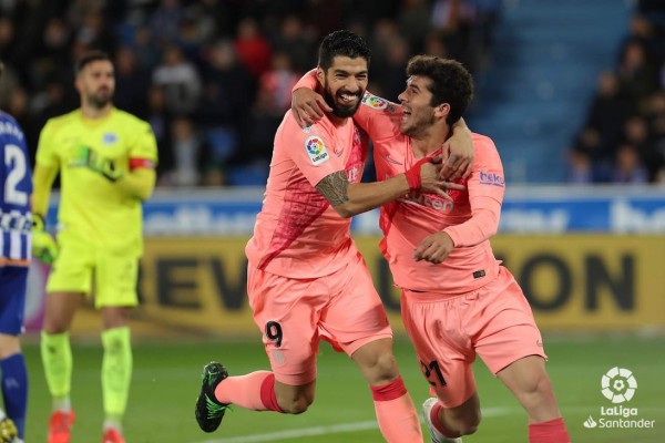 Barcelona doblega al Alavés y queda a un partido del título de España