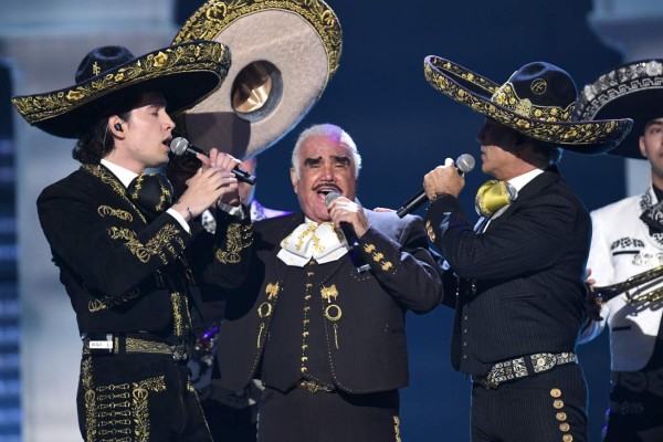 Abuelo, padre y nieto: la inolvidable presentación de los Fernández en los Latin Grammy   