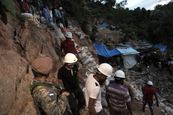 Entre el peligro y malos augurios rescate de 8 mineros en Honduras