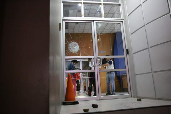 Simpatizantes de Libre en marcha causan daños en Emisoras Unidas