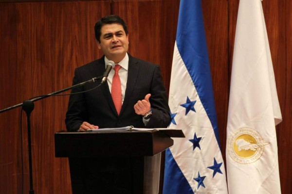 Presidente de Honduras felicita a periodistas su día