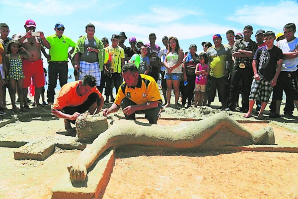 José Rodríguez, de Comayagua, se tomó tiempo ayer para elaborar una escultura de Cristo.
