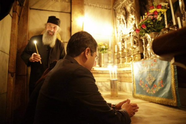 Juan Orlando Hernández ora por Honduras en el Muro de los Lamentos