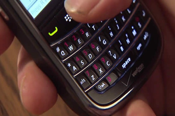 Arrestan a francés por enviarle 21 mil mensajes a su exnovia