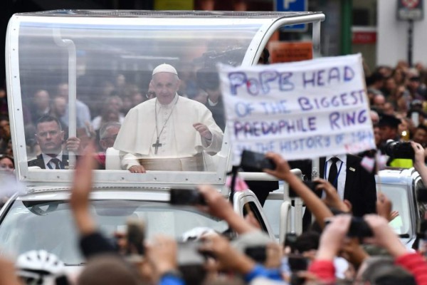 Pope Francis waves to the faithful on his popemobile in Dublin on August 25, 2018, during his visit to Ireland to attend the 2018 World Meeting of Families. / AFP PHOTO / Ben STANSALL