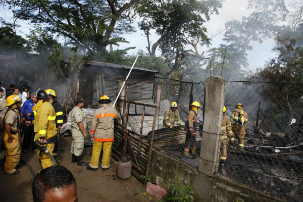 Voraz incendio destruye vivienda