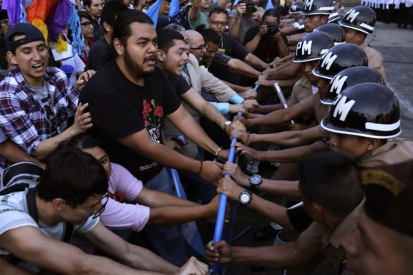 Guatemala suspende desfiles de independencia por manifestaciones contra Jimmy Morales