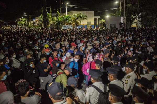 Más de seis mil hondureños ingresaron a Guatemala con la caravana migrante  