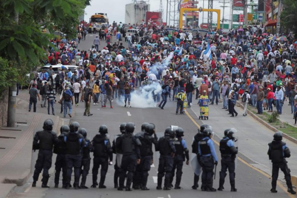 Piedras, palos y gases lacrimógenos en fuertes protestas en Tegucigalpa