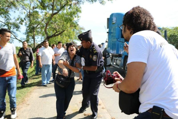 Periodista Dunia Montoya resultó herido con lesiones durante el desalojo.