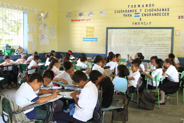 Dan apoyo a jóvenes de Tulián en Omoa