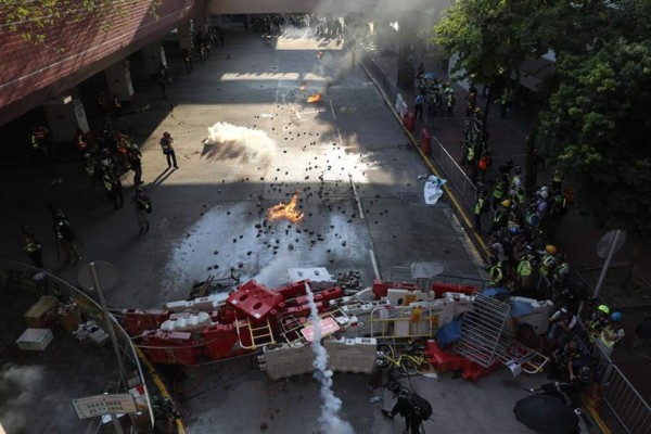 Más enfrentamientos en el decimosexto fin de semana de protestas en Hong Kong