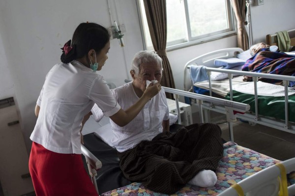 El cruel destino de los ancianos de Birmania en el crepúsculo de la vida   