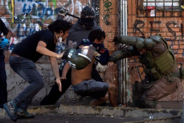 Rayos láser, el 'arma silenciosa' de los manifestantes en Chile