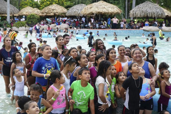 Hondureños abarrotan balnearios para conmemorar el Día del Niño