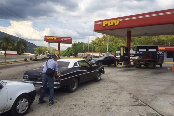 Venezuela inicia el racionamiento para la venta de gasolina   