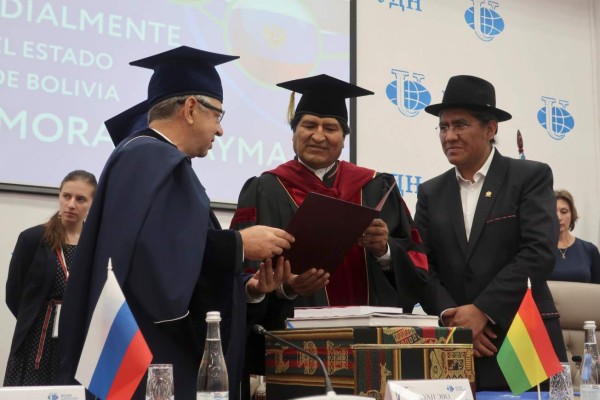 Evo Morales es investido doctor honoris causa por una universidad rusa